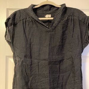 Light cotton top with unique line stitching